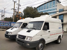 南京依維柯后雙輪短軸面包冷藏車(chē)